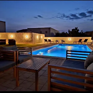Lucy With Heated Pool & Free Private Parking Задар